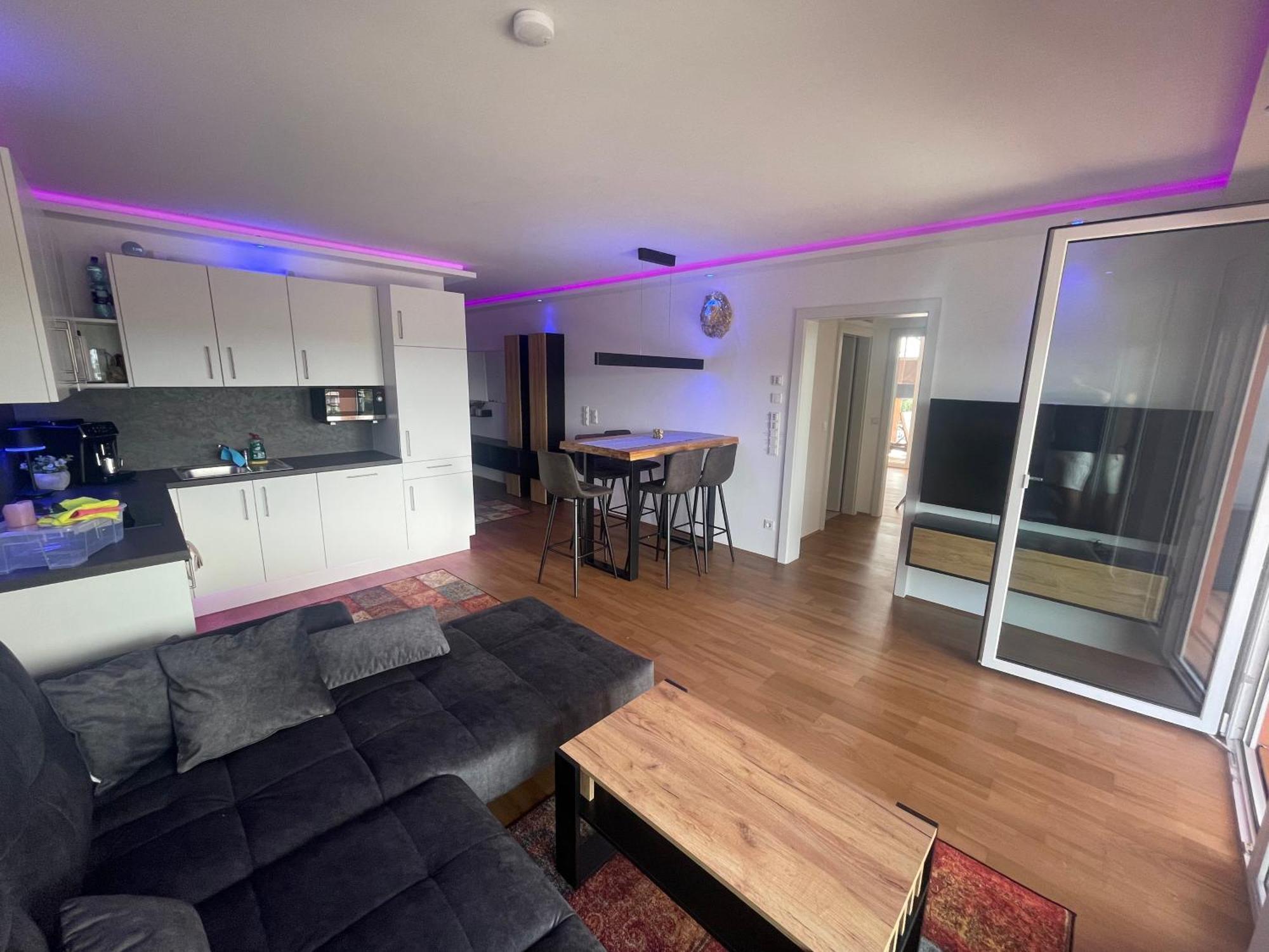 100 Qm Penthouse, Self-check-in, 2 Parkplaetze Apartment *