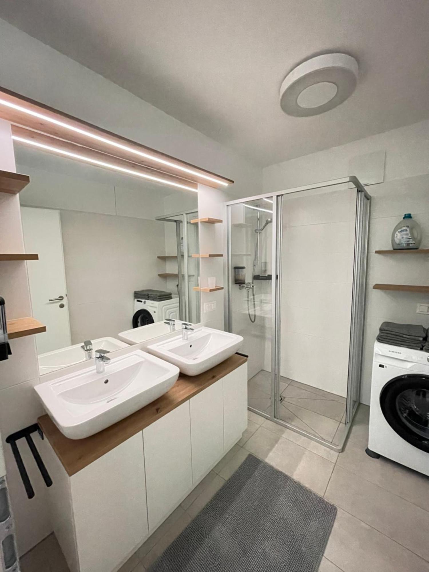 100 Qm Penthouse, Self-check-in, 2 Parkplaetze Apartment *