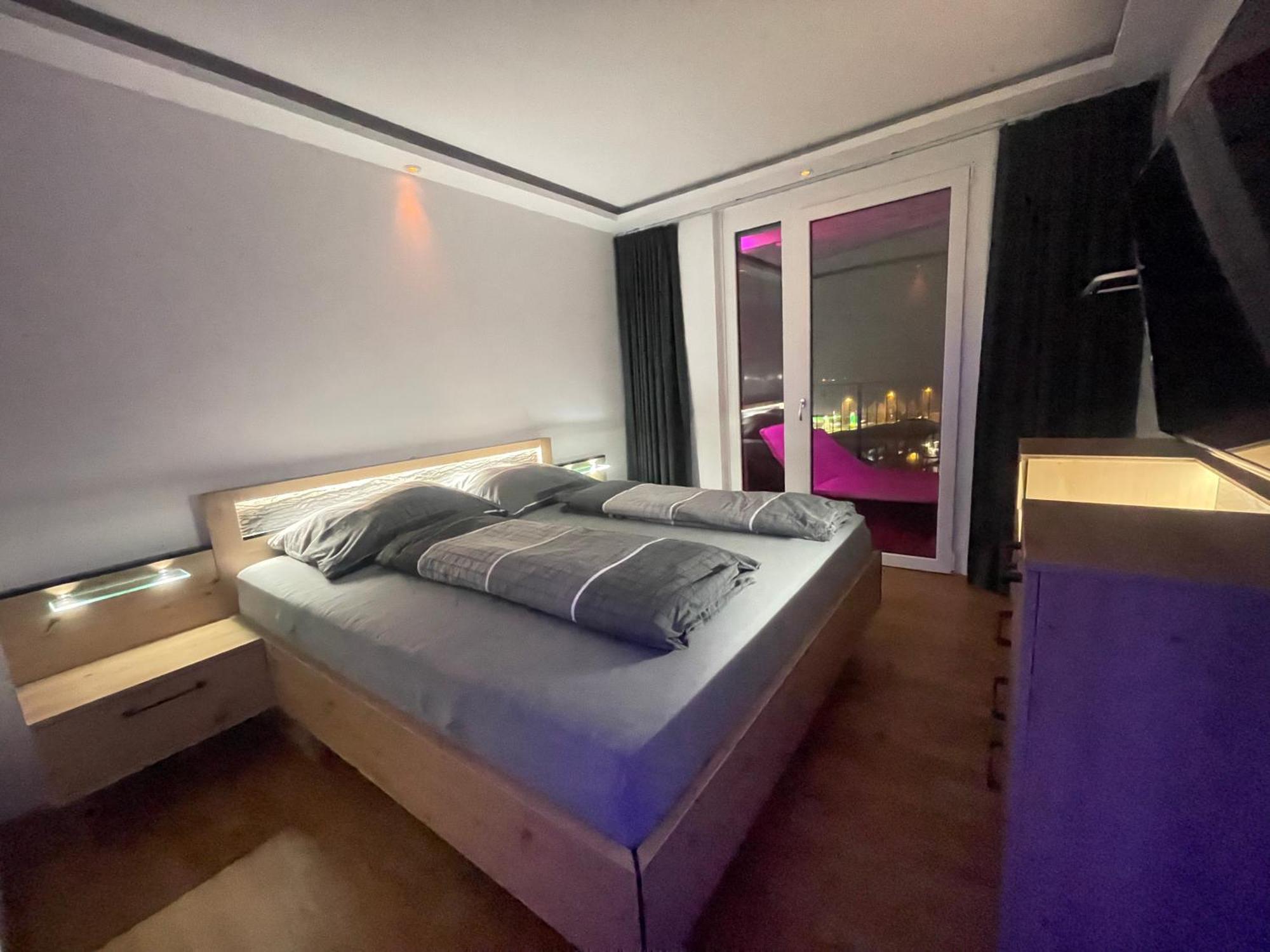 Apartment 100 Qm Penthouse, Self-check-in, 2 Parkplaetze